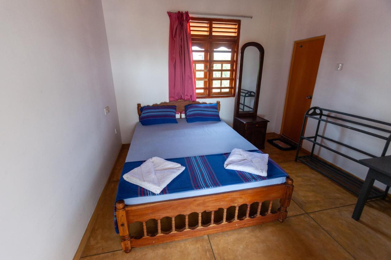 Bluewhale Beach Hotel Тангалла Экстерьер фото